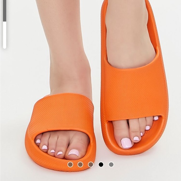 Forever 21 | Textured Almond-Toe Slides - Picture 4 of 12